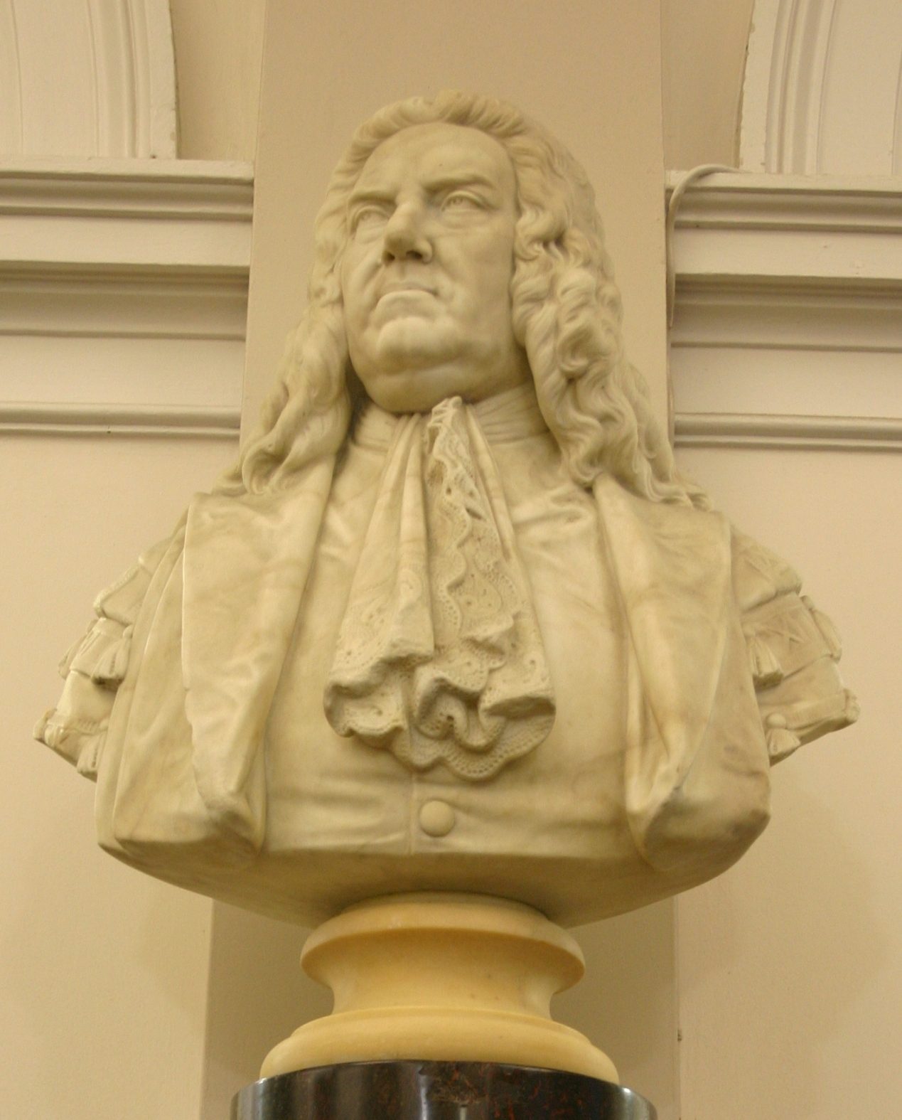Richard Mead's bust, St Thomas', London - 02.JPG